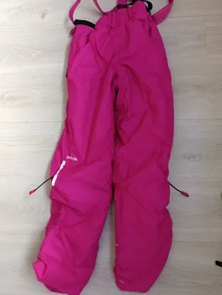 Pantalón de esquí rosa con tirantes y guantes