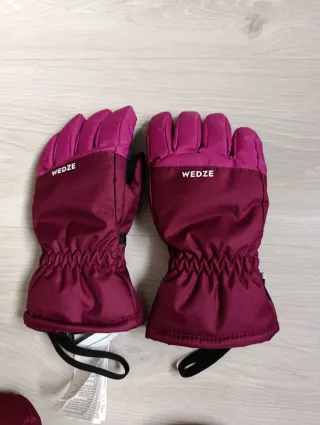 Pantalón de esquí rosa con tirantes y guantes