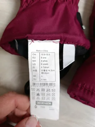 Pantalón de esquí rosa con tirantes y guantes
