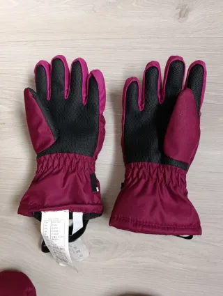 Pantalón de esquí rosa con tirantes y guantes
