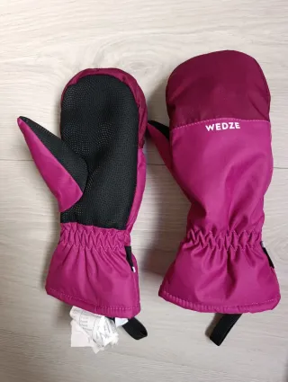 Pantalón de esquí rosa con tirantes y guantes