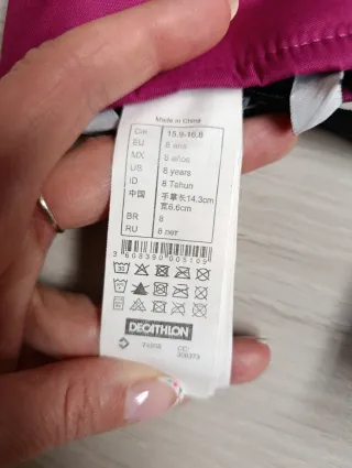 Pantalón de esquí rosa con tirantes y guantes