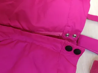 Pantalón de esquí rosa con tirantes y guantes