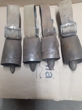 4 Cencerros Antiguos de Metal con Correas