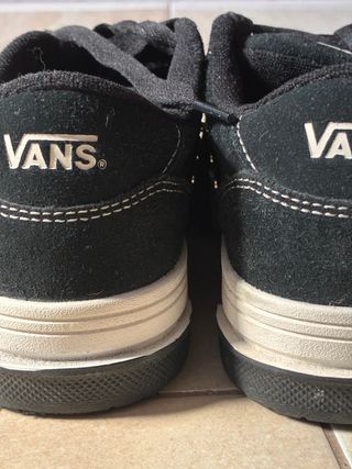 Vans ante negras con tachuelas