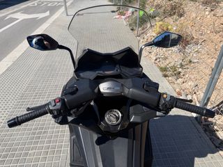 Kymco AK 550 Maxi Scooter Negra