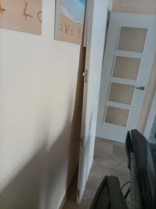 Puerta blanca abre Derecha