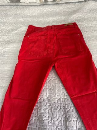 Pantalón vaquero rojo