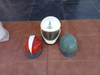 3 Cascos Antiguos de Moto