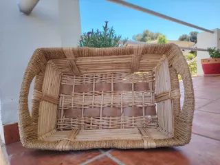 Cesta de mimbre con asas