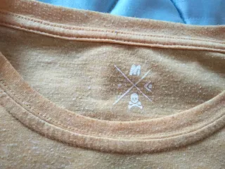Camiseta amarilla de Scalpers.