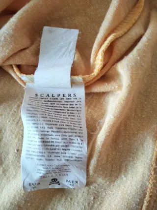 Camiseta amarilla de Scalpers.