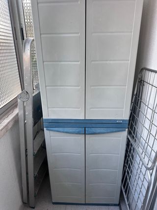 Mobile in plastica blu e bianco