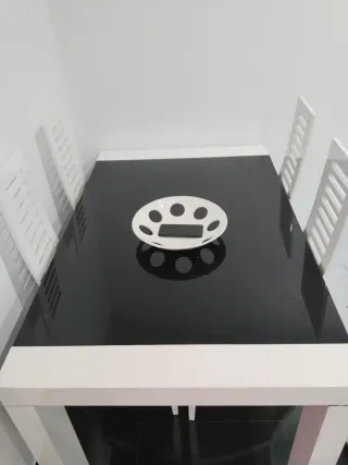 Mesa y 6 sillas de diseño