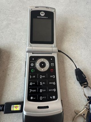 2 Móviles Alcatel y Motorola + Cargador