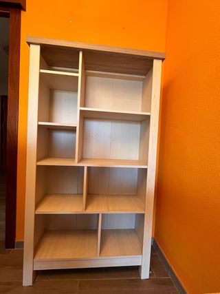 Estantería de madera beige y marrón