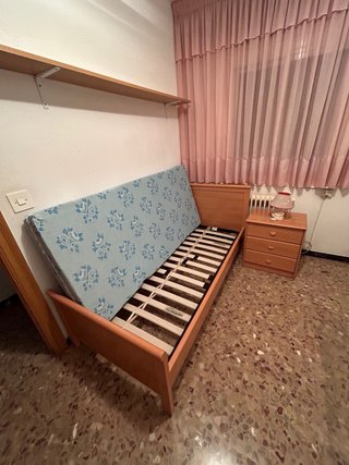 Cama individual + mesita + estantería, sin colchón