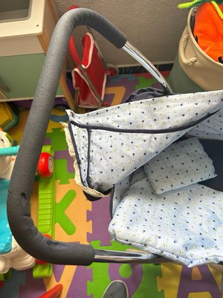 Carrito de bebé de juguete clásico
