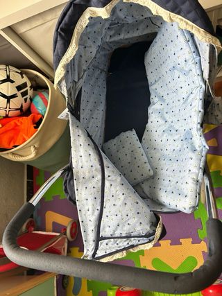 Carrito de bebé de juguete clásico