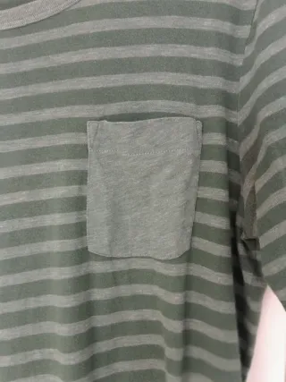 Camiseta COS verde a rayas con bolsillo