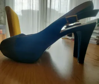 Zapatos de tacón de piel azul eléctrico talla 40