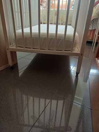 Cuna de bebé blanca