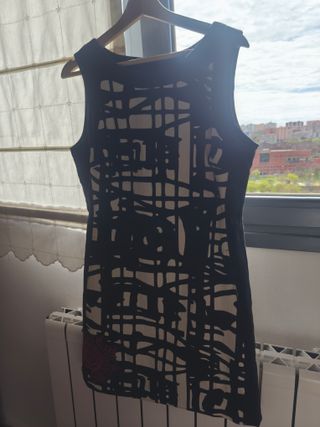 Vestido negro y beige con estampado