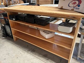 Mueble de madera con estantes