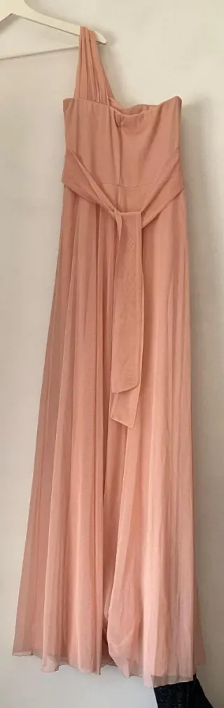 Vestido rosa de fiesta con zapatos