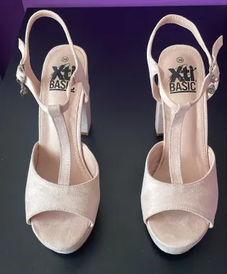 Vestido rosa de fiesta con zapatos