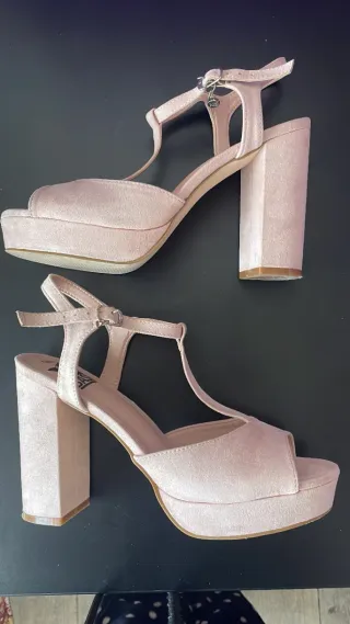 Vestido rosa de fiesta con zapatos