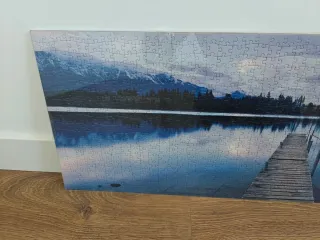 Puzzle 1000 piezas estanque azul y montañas