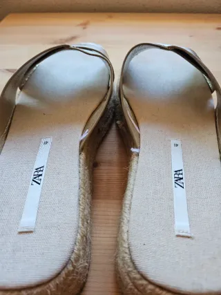 Sandalias doradas ZARA Talla 42