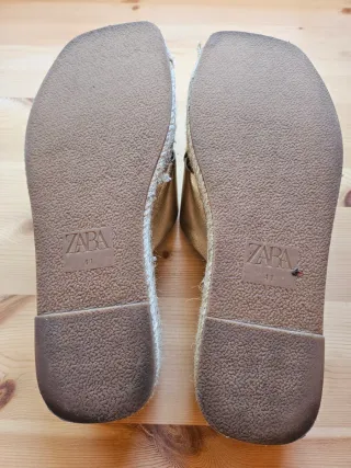 Sandalias doradas ZARA Talla 42