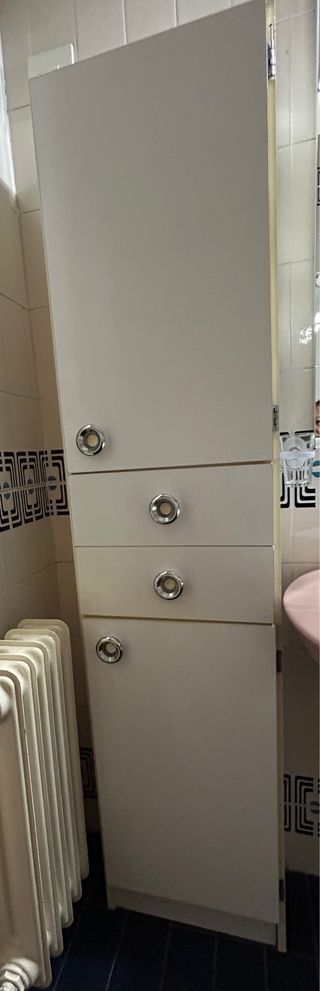 Armario alto blanco con tiradores plateados