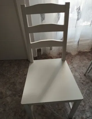 Mesa de comedor blanca con 4 sillas