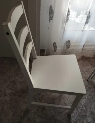 Mesa de comedor blanca con 4 sillas