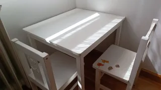 Mesa y 2 sillas infantiles blancas