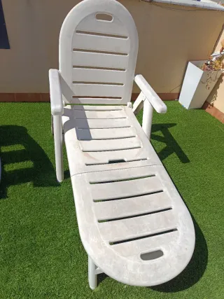 2 Tumbonas de plástico blanca