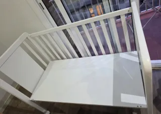 Cuna blanca con diseño de jirafa