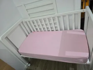 Cuna blanca con diseño de jirafa