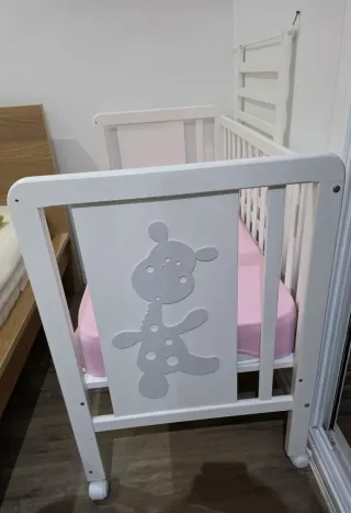 Cuna blanca con diseño de jirafa