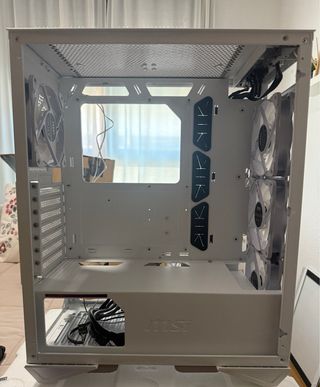MSI MPG GUNGNIR 110R Blanca Caja PC ATX