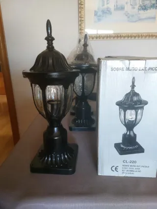 SIN ESTRENAR. Lámpara de exterior..SOBREMURO.metal