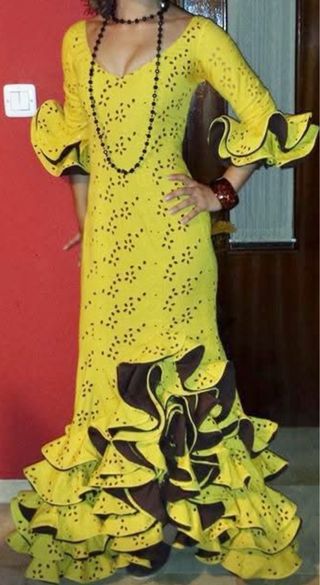 Traje de flamenca amarillo con volantes, perforado