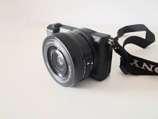 Cámara Sony Alpha 5100 con objetivo 16-50