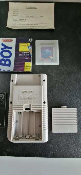 Nintendo Game Boy con caja y Tetris