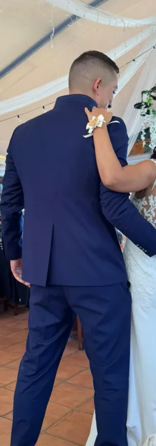Traje de novio moderno y sofisticado
