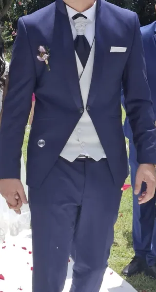 Traje de novio moderno y sofisticado