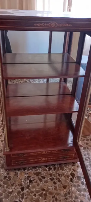 Mueble vitrina de madera y cristal